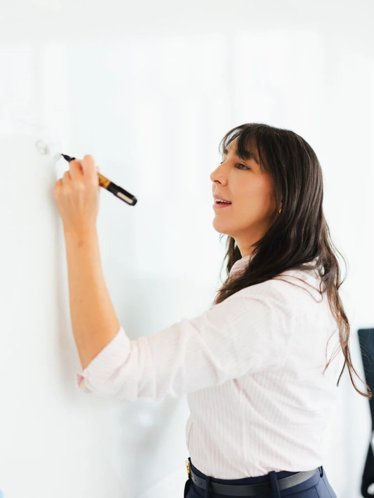 Senior CFO van CFO Centre Belgium werkt aan een whiteboard tijdens een strategiesessie