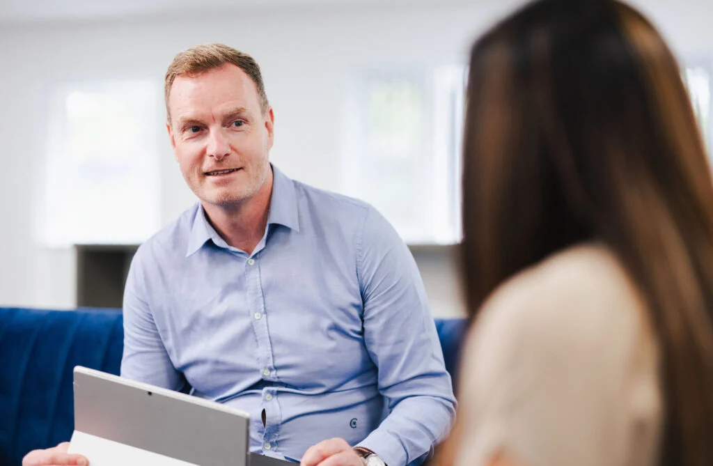 Senior CFO van CFO Centre Belgium in gesprek met een klant tijdens een kennismakingsgesprek